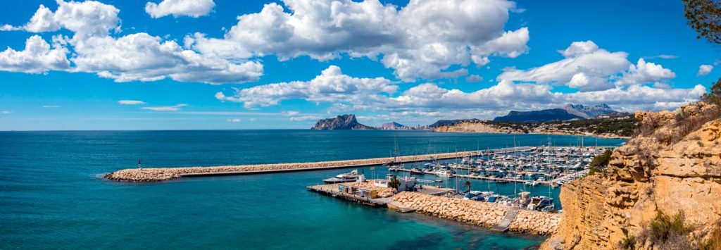 Panoramisch uitzicht op Moraira voor een dagje uit met kinderen