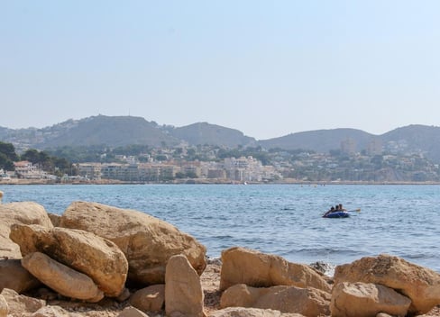 Conoce las mejores calas de Moraira