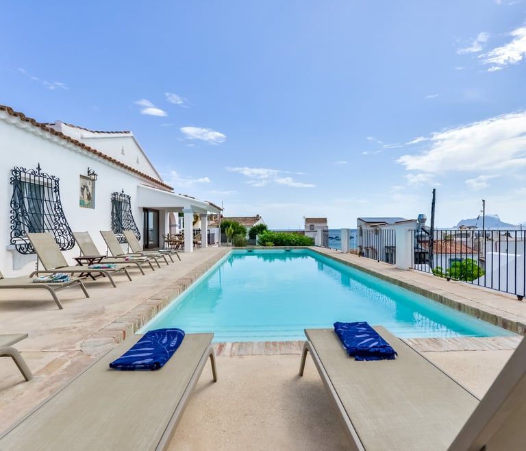 Villa à louer à El Portet de Moraira, SAN VICENTE, 50 mts de l'eau et piscine privée. à Moraira - Piscine