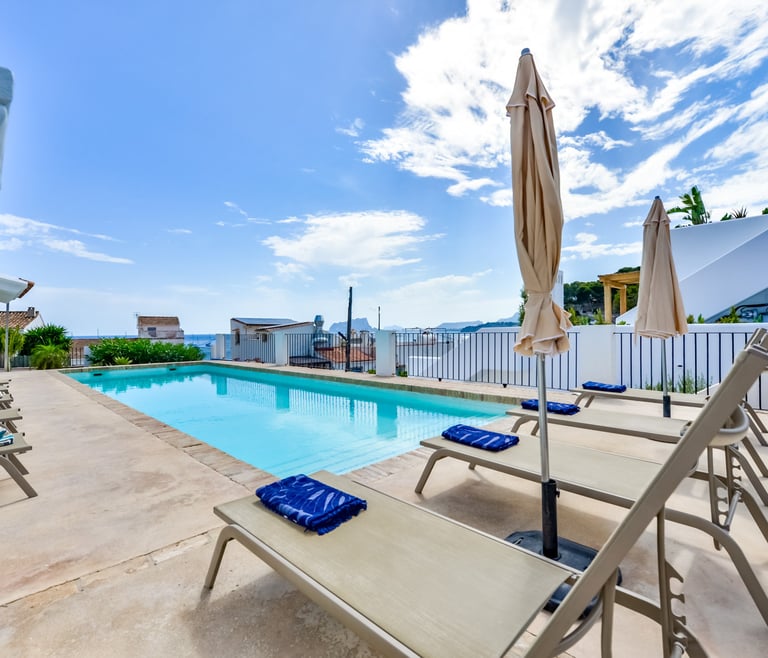 Villa à louer à El Portet de Moraira, SAN VICENTE, 50 mts de l'eau et piscine privée. à Moraira - Piscine