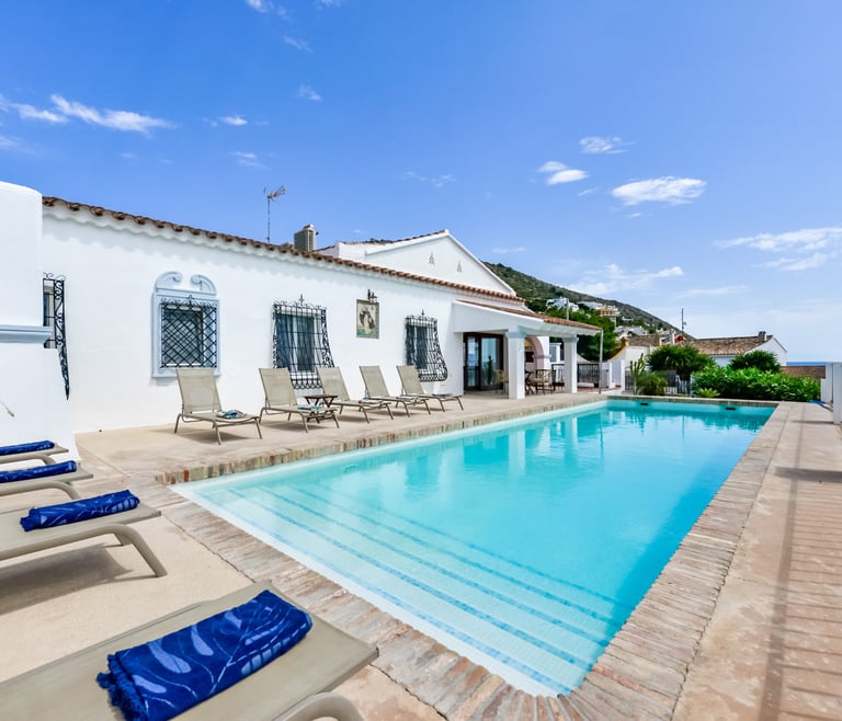 Villa à louer à El Portet de Moraira, SAN VICENTE, 50 mts de l'eau et piscine privée. à Moraira - Piscine