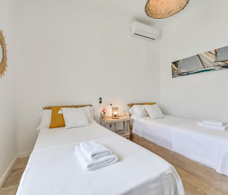 Villa à louer à El Portet de Moraira, SAN VICENTE, 50 mts de l'eau et piscine privée. à Moraira - Chambres