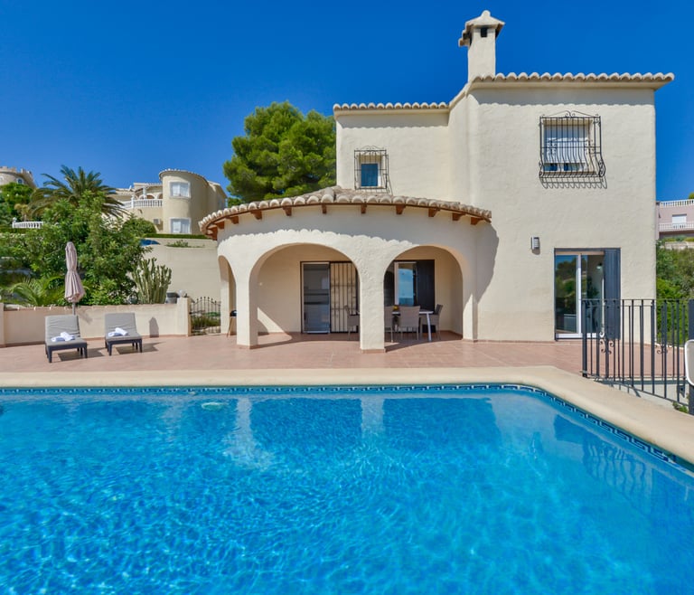 LOXI, preciosa villa en Cumbre del Sol para 6 pax con piscina privada y vistas al mar. en Benitachell - Frontal