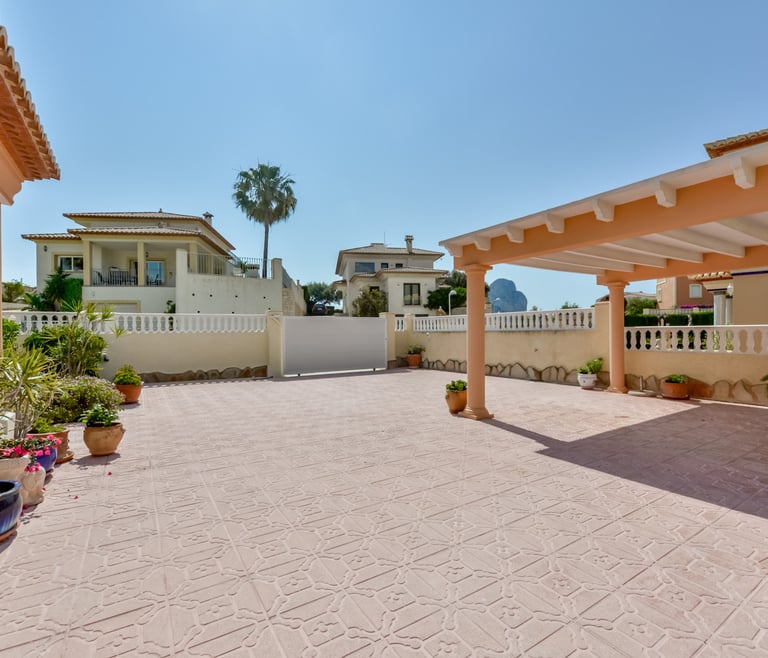 Alquiler de villa en Calpe BELLISSIMA 14 pax y piscina privada en Calpe - Garaje