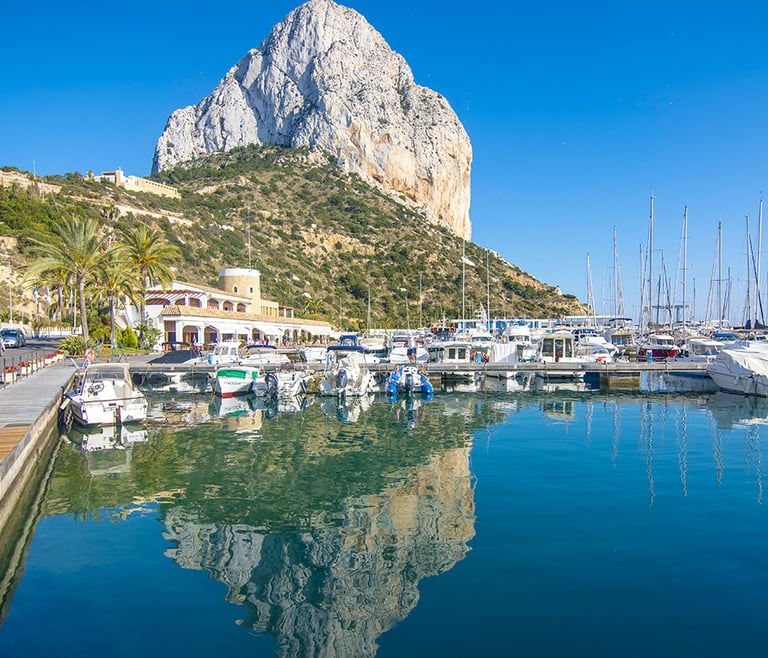Meerespromenade und Hafen von Calpe