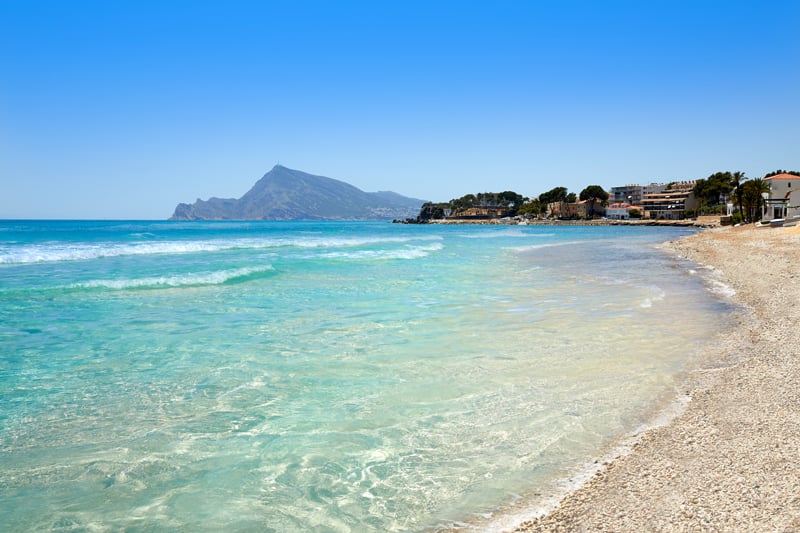 Se baigner dans la mer.